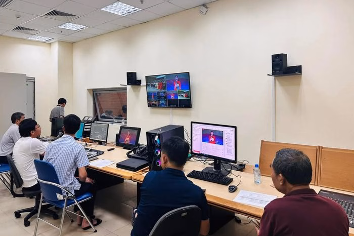 ... là bóng lưng và sự tập trung tuyệt đối của đạo diễn và bộ phận kỹ thuật.