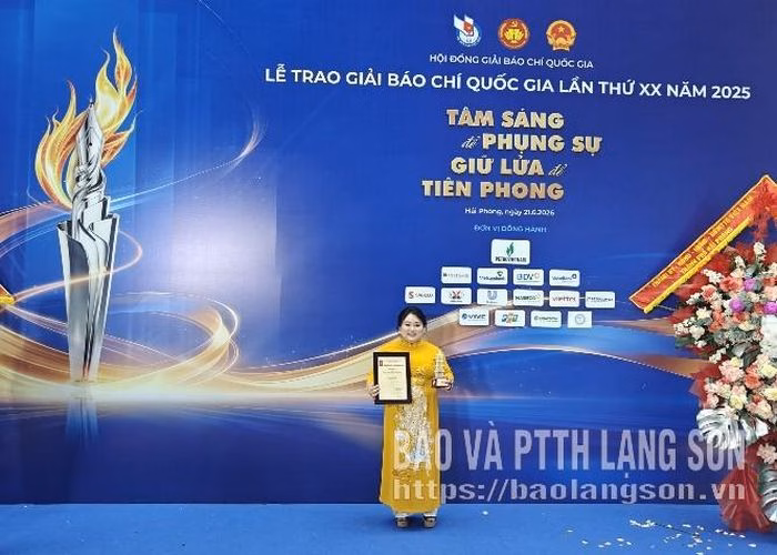 Tác giả Hoàng Diệp Hằng, Báo và PTTH Lạng Sơn vinh dự cùng nhóm tác giả đoạt giải C Giải Báo chí Quốc gia lần thứ XX