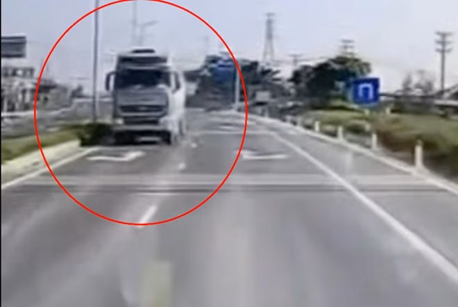 Tài xế đi ngược chiều ở Ninh Bình. Ảnh: Cắt từ clip