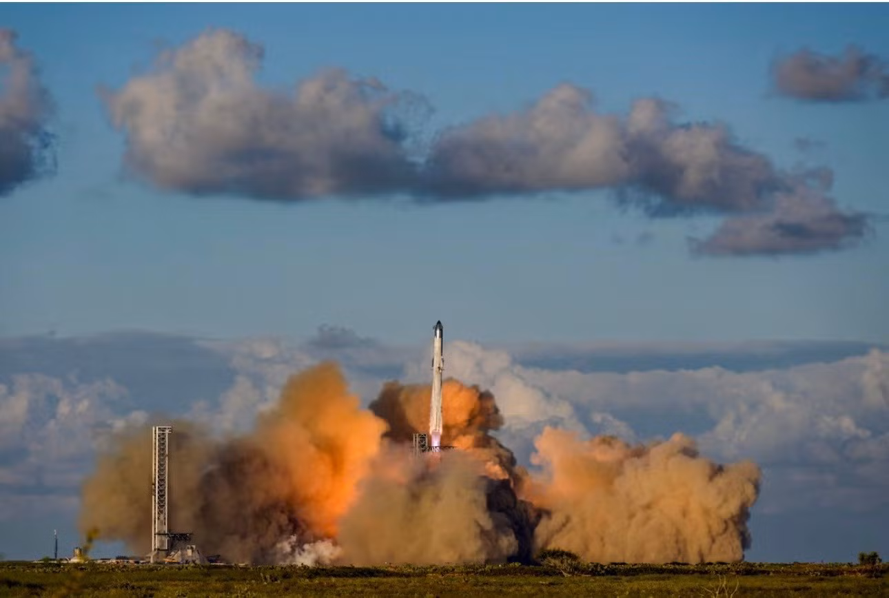 Tên lửa đẩy Super Heavy của SpaceX mang theo tàu vũ trụ Starship cất cánh trong chuyến bay thử nghiệm tháng 10/2025. (Ảnh: Reuters)