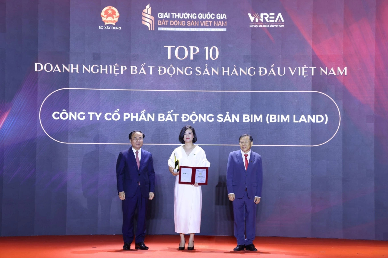 Thứ trưởng Bộ Xây dựng Nguyễn Văn Sinh (trái) và Chủ tịch Hiệp hội Bất động sản Việt Nam Nguyễn Văn Khôi trao cúp cho đại diện doanh nghiệp. Ảnh: BTC