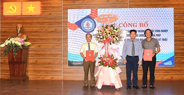 Trao quyết định thành lập ngành đào tạo mới và chương trình đào tạo tiên tiến