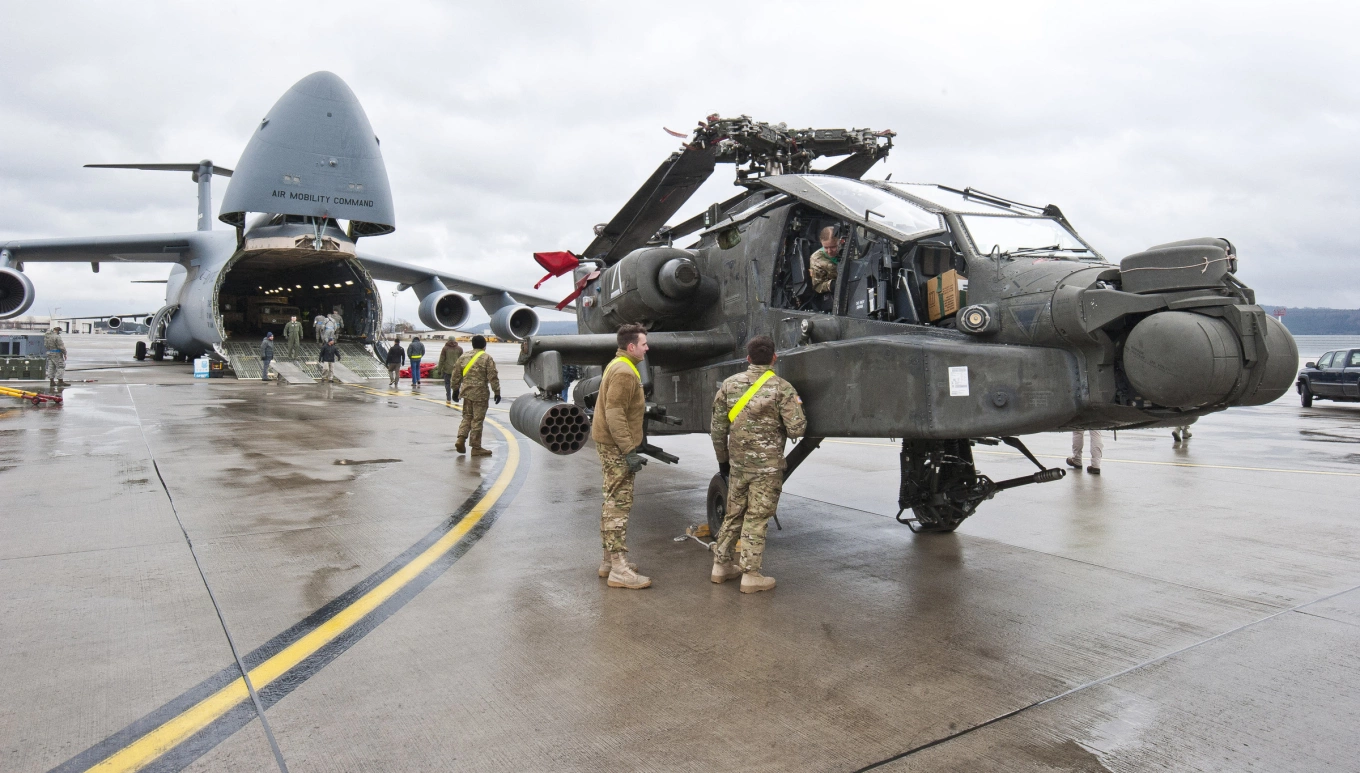 Trực thăng vũ trang AH-64 Apache tại Ramstein, căn cứ không quân của Mỹ tại Đức, vào tháng 2/2017. Ảnh: AFP