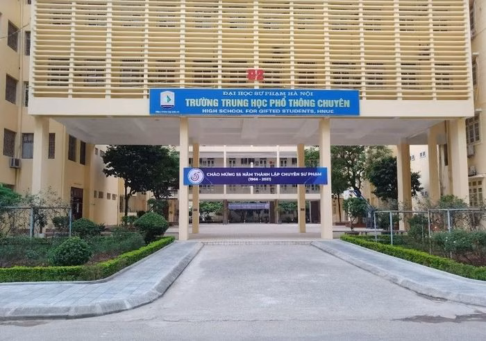 Trường THPT chuyên Đại học Sư phạm Hà Nội.
