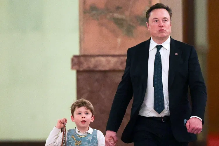 Tỷ phú Elon Musk và con trai tại một sự kiện (Ảnh: IT).