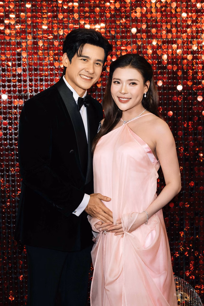 Vợ chồng Thúy Diễm - Lương Thế Thành tại buổi công chiếu phim Mesdames Thanh Sắc, tối 16/6. Ảnh: Đoàn phim cung cấp