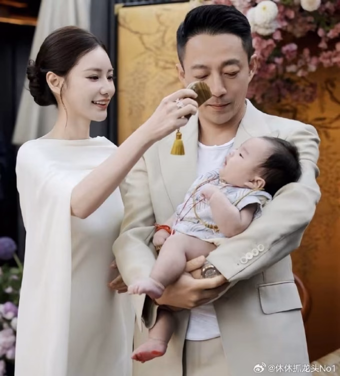 Vợ chồng Uông Tiểu Phi trong lễ 100 ngày con. Ảnh: Weibo