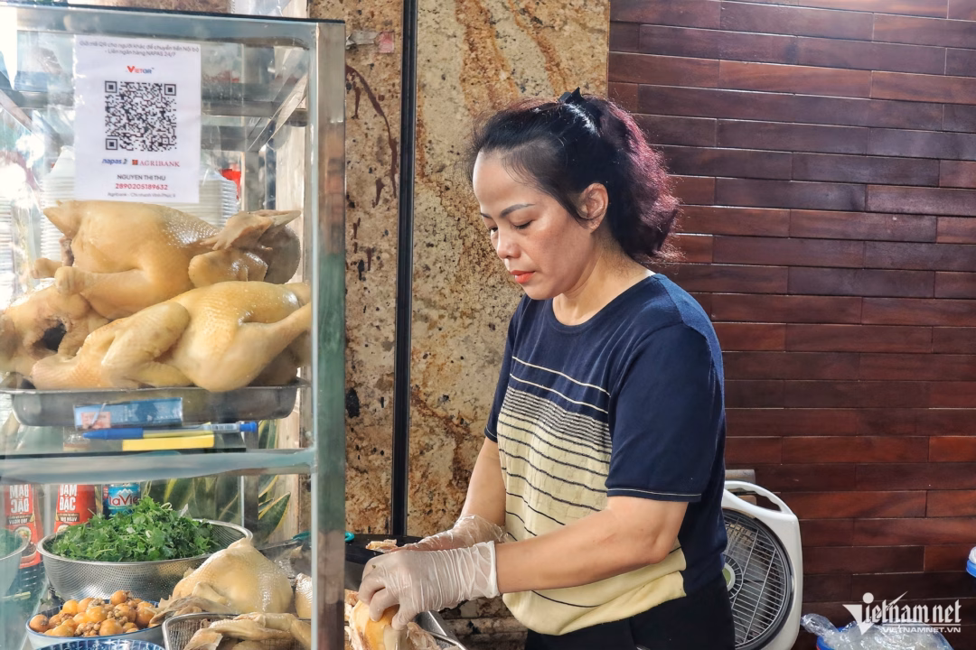 Bà Phương tỉ mỉ trong từng công đoạn chế biến