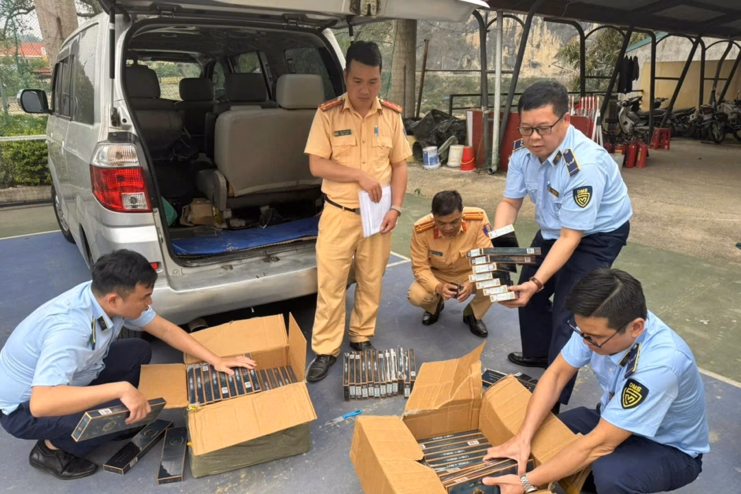 Chi cục Quản lý thị trường Lạng Sơn phối hợp cùng Phòng Cảnh sát giao thông Công an tỉnh phát hiện cá nhân buôn bán gần 1.000 bao thuốc lá điếu nhập lậu hồi cuối tháng 3 (Ảnh: DMS).