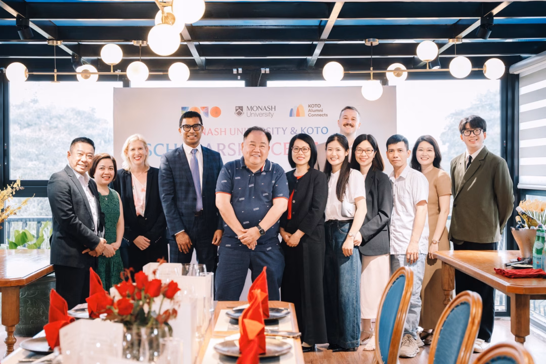 Các đại diện từ Đại học Monash và tổ chức Know One Teach One tại sự kiện công bố Chương trình Học bổng KOTO Dream. Ảnh: Đại học Monash