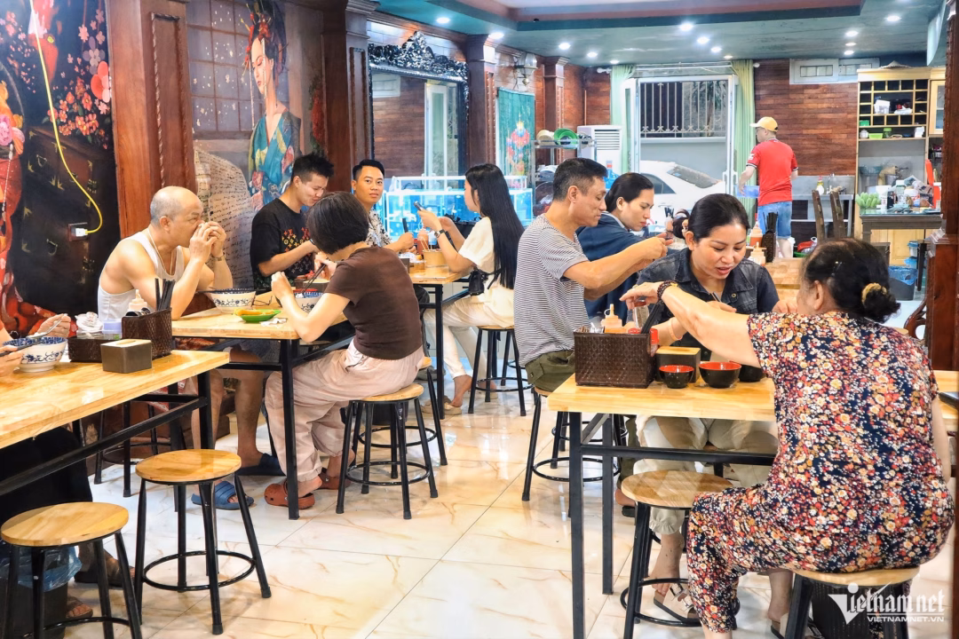 Khách hàng tấp nập tại địa chỉ mới